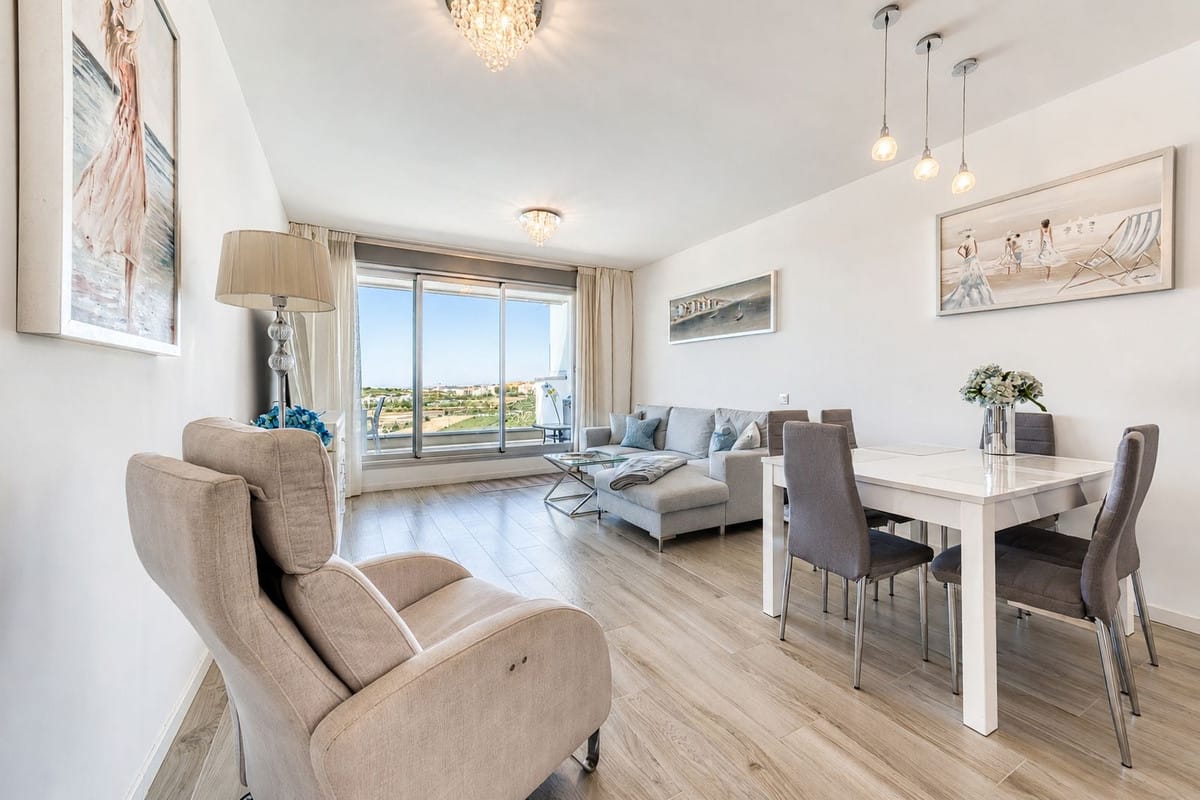 Drie-slaapkamer appartement met panoramisch zeezicht in Estepona in Estepona - foto 8