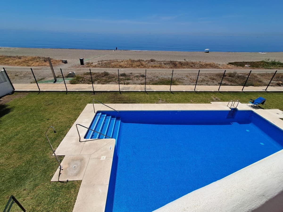 Exclusieve semi-vrijstaande villa aan het strand in Estepona in Estepona - foto 7