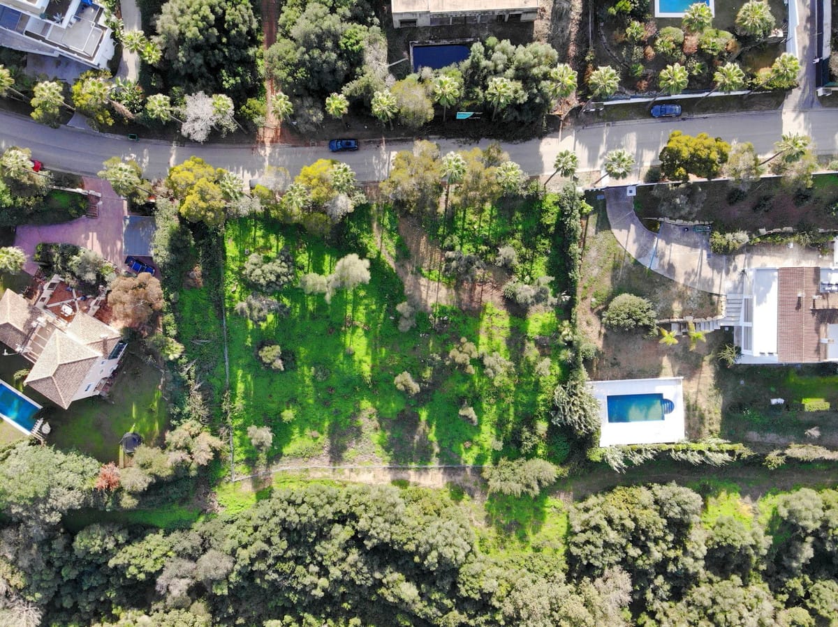 EXCLUSIEVE URBAN KAVEL IN SOTOGRANDE: BOUWVERGUNNING EN LEGES REEDS BETAALD in Sotogrande - foto 2