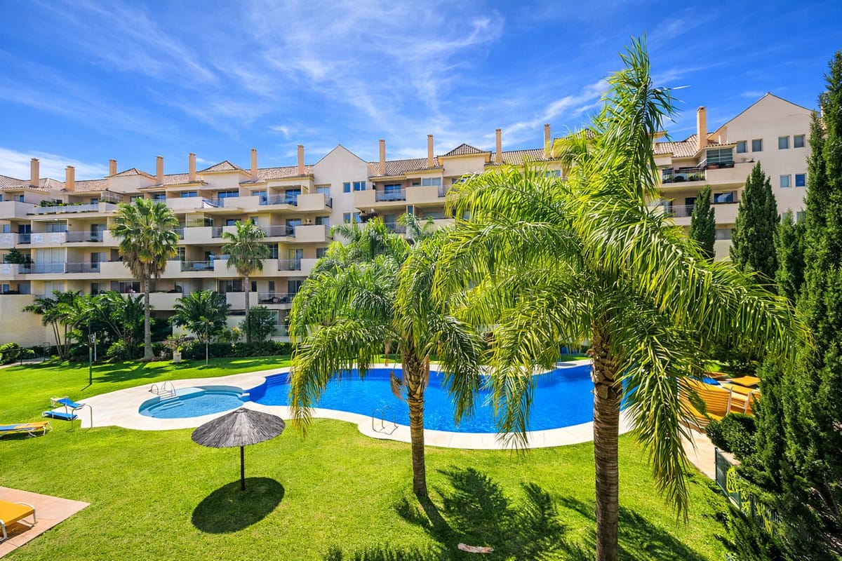 Ruime 3-slaapkamer duplex aan de eerste lijn van de golfbaan in La Duquesa in La Duquesa - foto 9