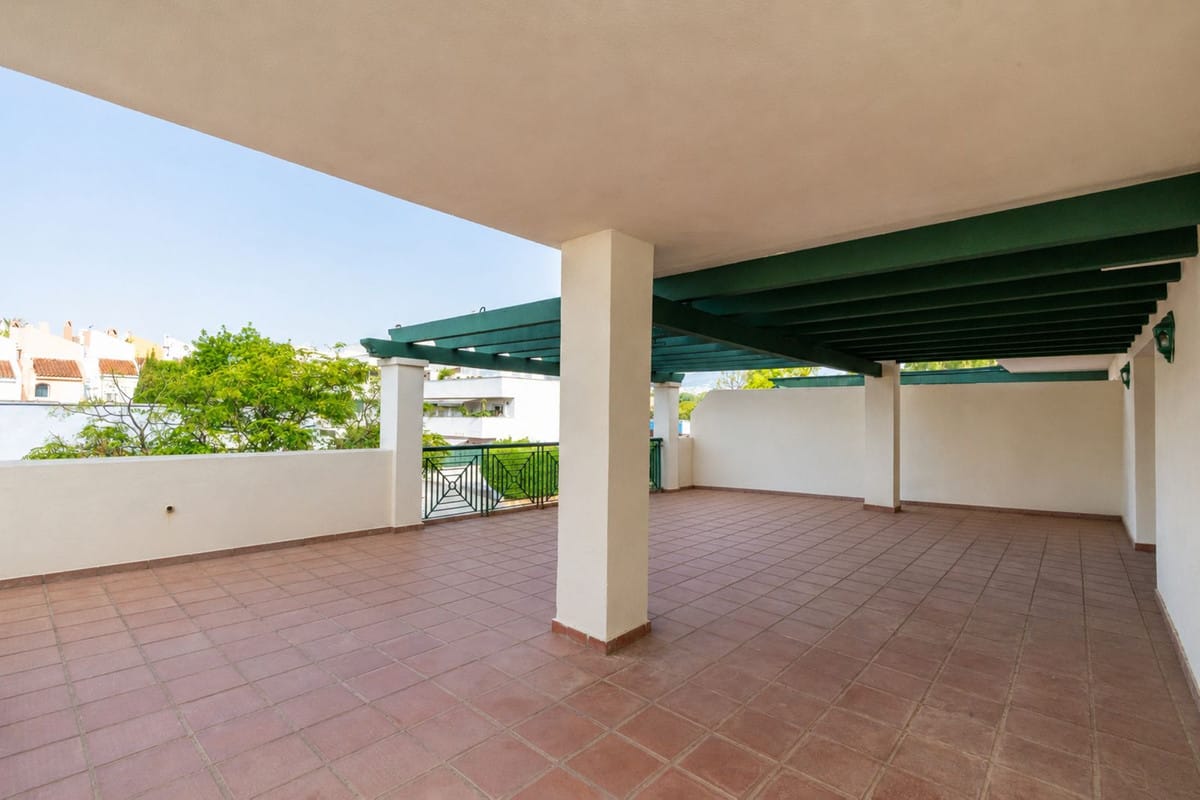 Drie-slaapkamer appartement in Nueva Andalucía met toeristische verhuurlicentie in Nueva Andalucía - foto 15