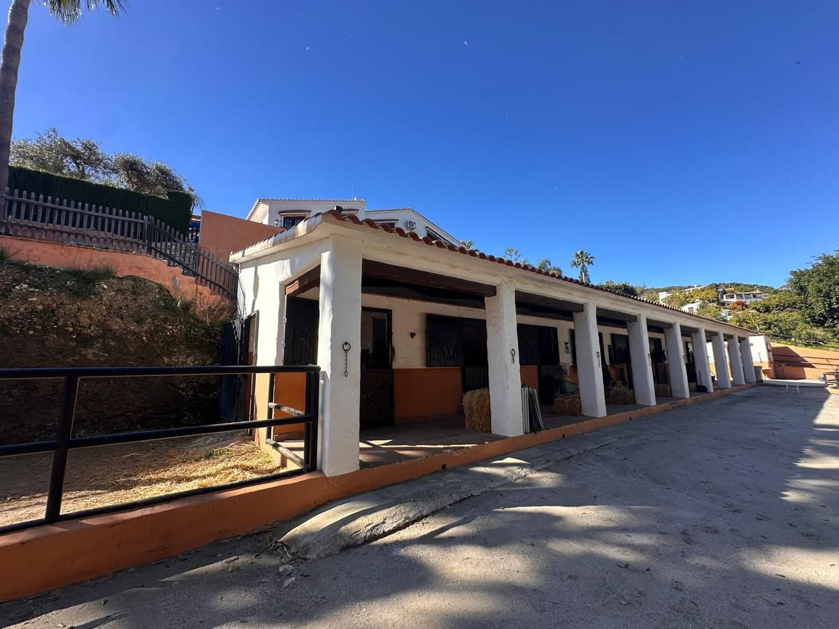 Luxe paardenfinca met 6 slaapkamers in Málaga Este in Málaga Este - foto 2