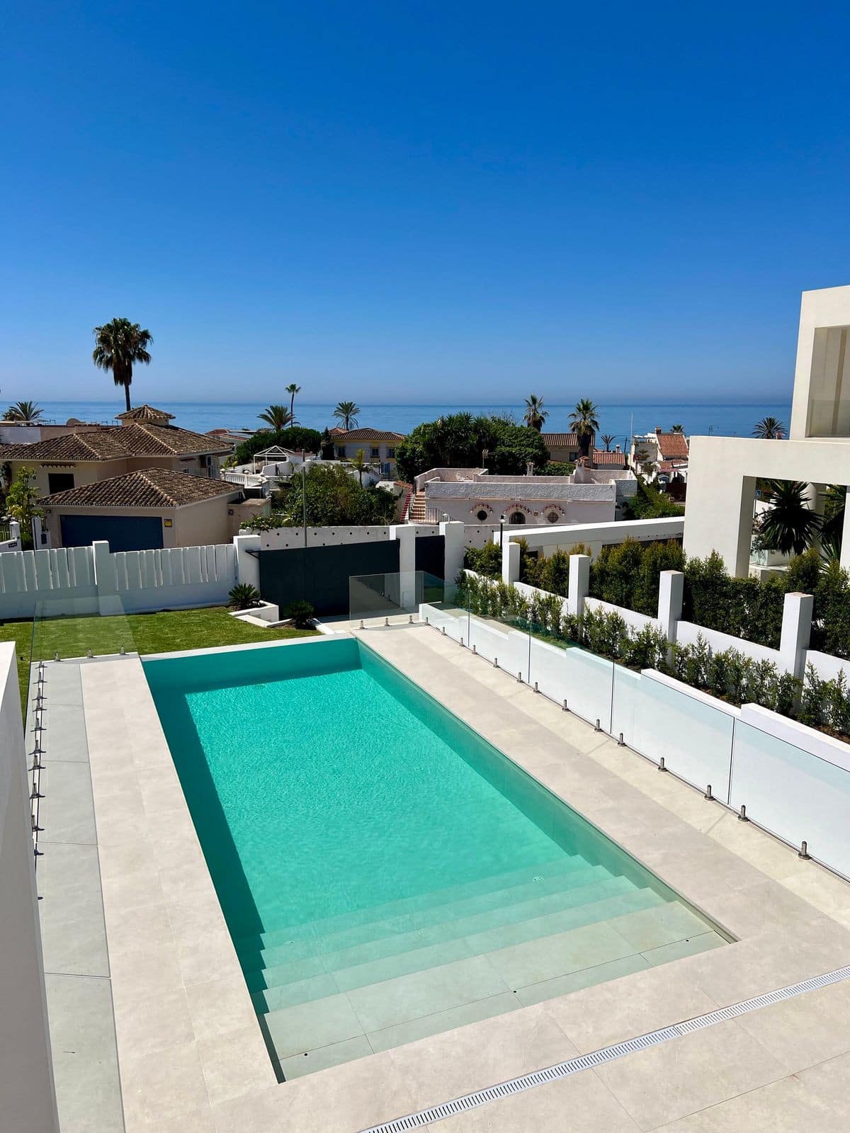 Moderne nieuwbouwvilla aan de tweede lijn strand in Elviria in Elviria - foto 10