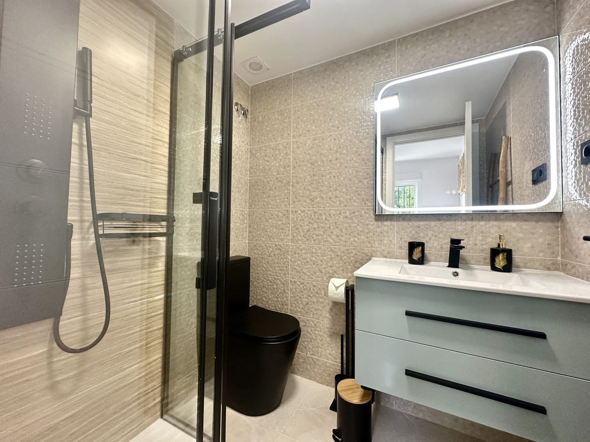 Nieuw gerenoveerd 2-slaapkamer appartement met zeezicht in La Cala de Mijas – 500 m van strand in La Cala de Mijas - foto 5