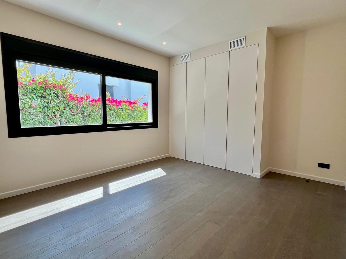 Moderne nieuwbouwvilla aan de tweede lijn strand in Elviria in Elviria - foto 17