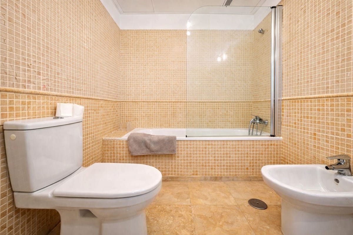 Ruime 3-slaapkamer duplex aan de eerste lijn van de golfbaan in La Duquesa in La Duquesa - foto 15