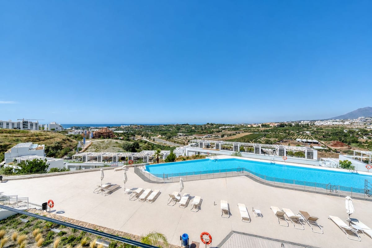 Drie-slaapkamer appartement met panoramisch zeezicht in Estepona in Estepona - foto 20