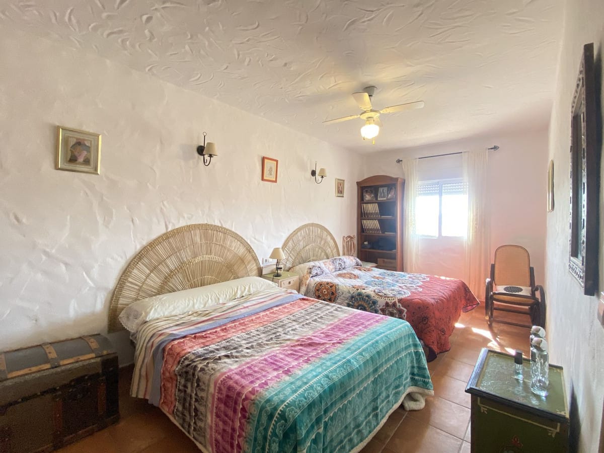 Rustiek charme en adembenemend uitzicht: villa met zwembad in het platteland van Frigiliana in Frigiliana - foto 12