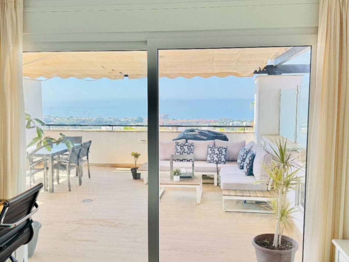 Spectaculair driekamer duplex met 180° zeezicht in Santa Clara Golf, Marbella in Marbella - foto 2
