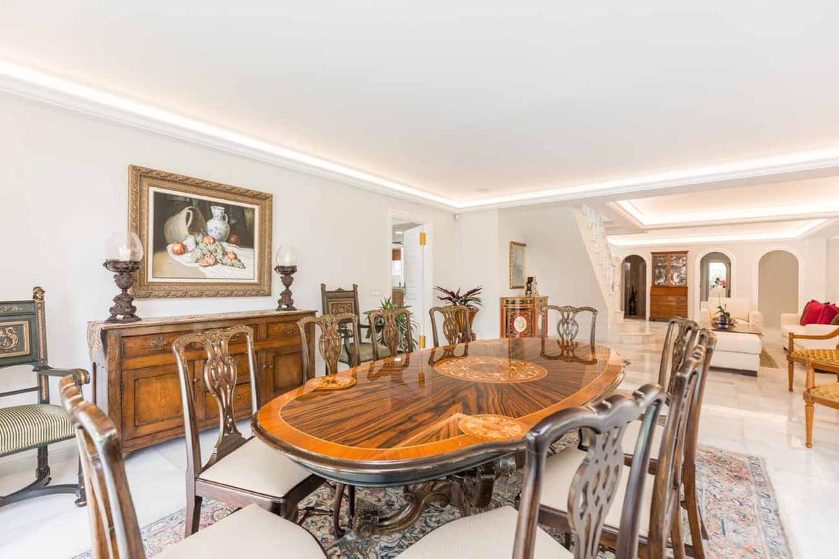 Ruime villa aan de golfbaan (frontline) te koop in Río Real, Marbella in Río Real - foto 12