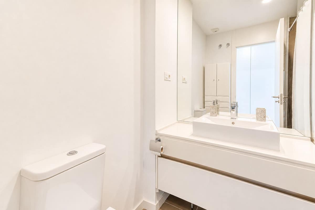 Drie-slaapkamer appartement met panoramisch zeezicht in Estepona in Estepona - foto 14