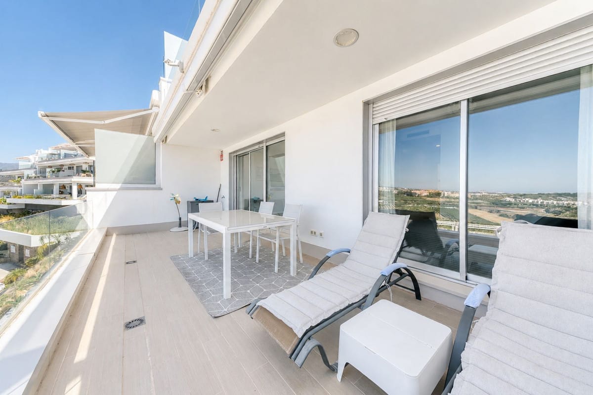 Drie-slaapkamer appartement met panoramisch zeezicht in Estepona in Estepona - foto 18