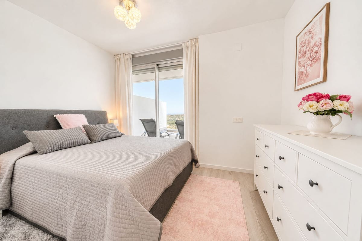 Drie-slaapkamer appartement met panoramisch zeezicht in Estepona in Estepona - foto 15