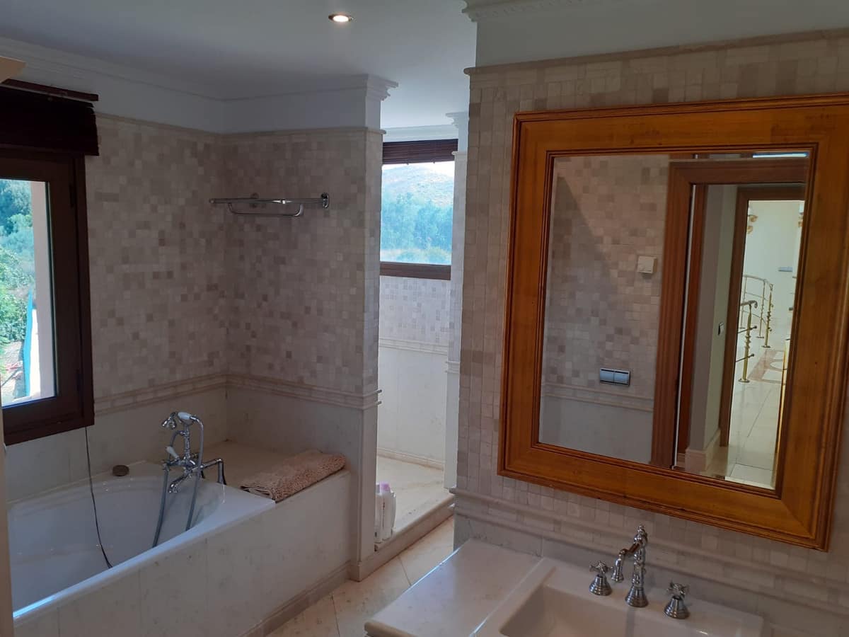 Villa met 4 slaapkamers in Estepona in Estepona - foto 19