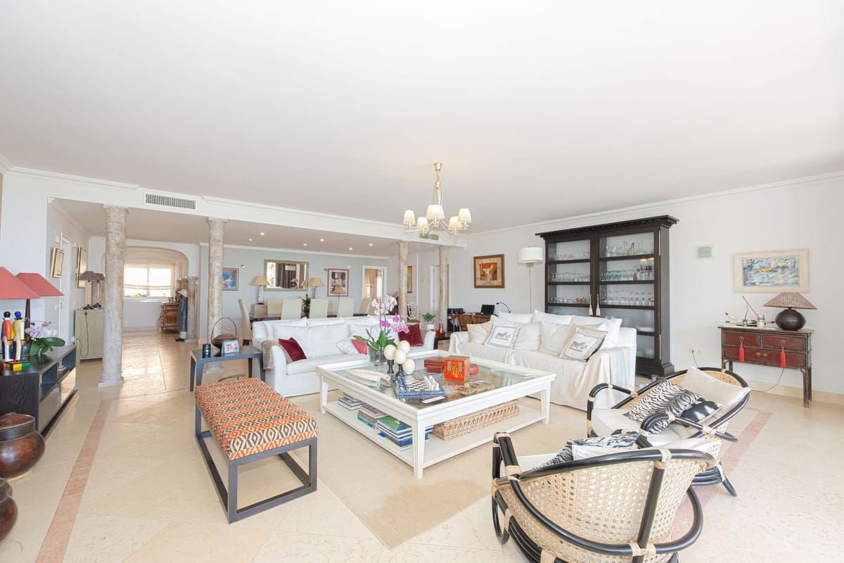 Ruim driekamer-subpenthouse met panoramisch zeezicht in Magna Marbella in Nueva Andalucía - foto 6