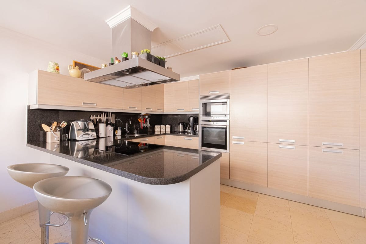 Ruim driekamer-subpenthouse met panoramisch zeezicht in Magna Marbella in Nueva Andalucía - foto 20