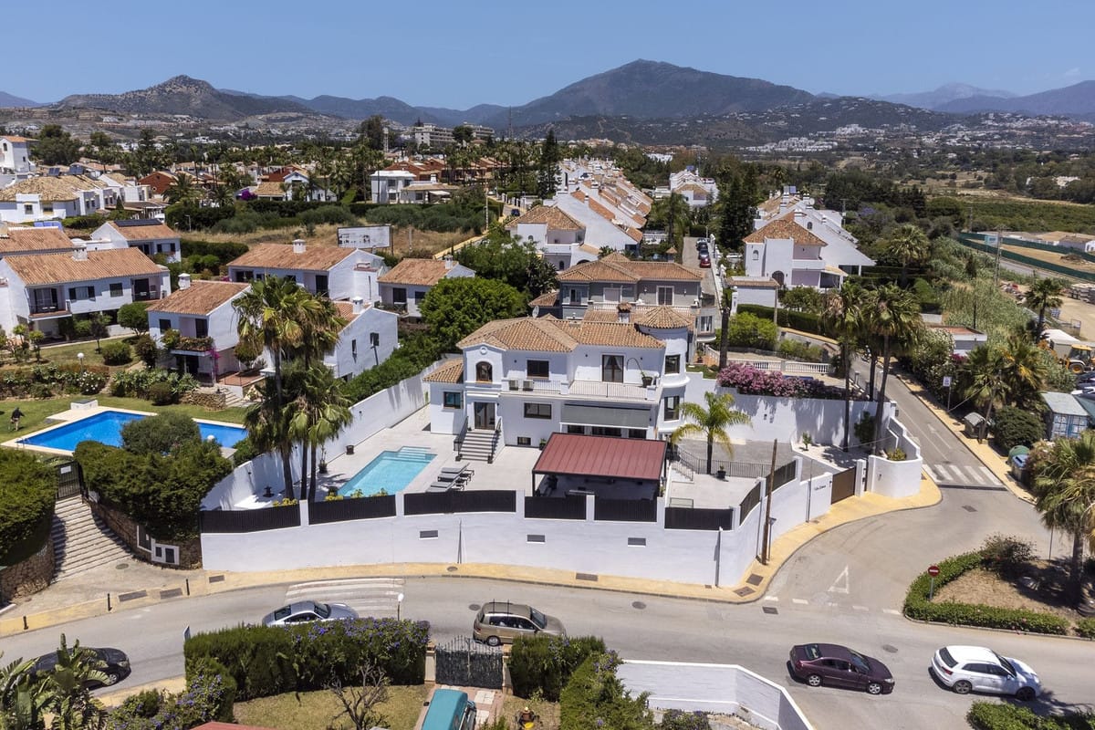 6 bedroom House in Estepona in Estepona - foto 2