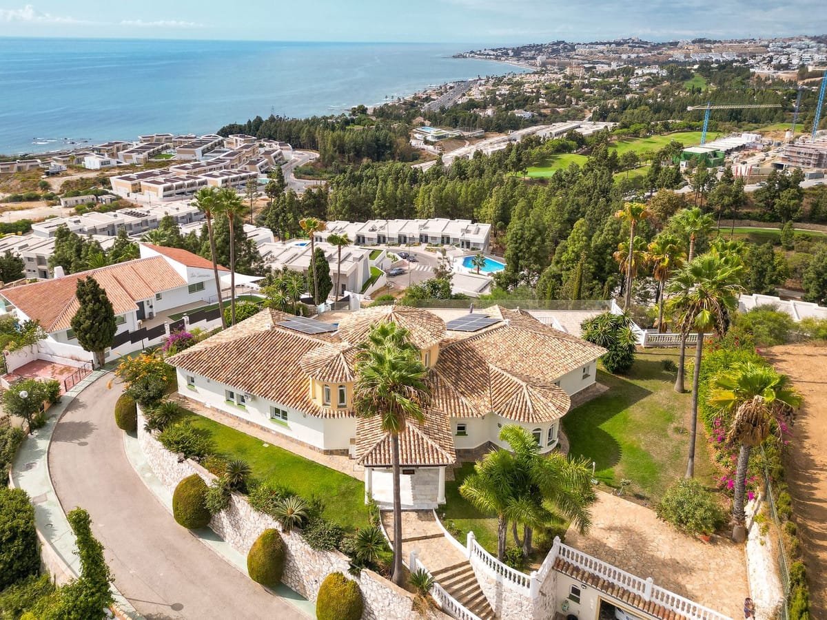 Zuidgerichte vijf-slaapkamer villa in El Chaparral, Mijas Costa in Mijas Costa - foto 2