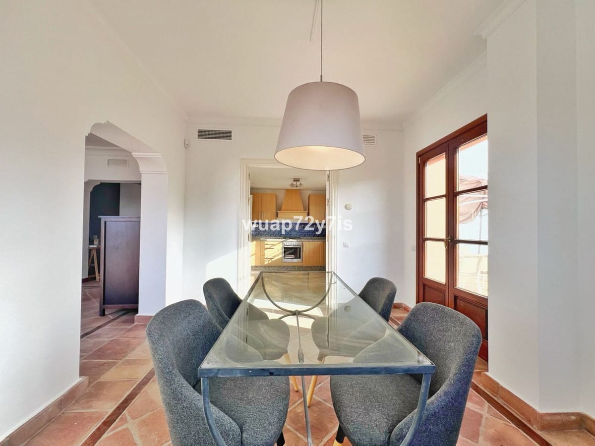 Elegante hoekwoning in La Heredia de Monte Mayor met ononderbroken zeezicht en privacy in Benahavís - foto 12