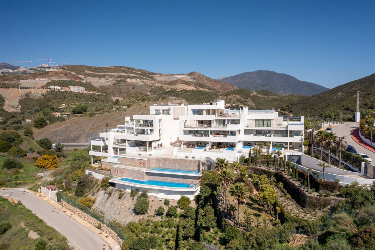 Iconische zuidgerichte duplex-penthouse met privé-solarium en zwembad te koop in Nueva Andalucía - foto 3