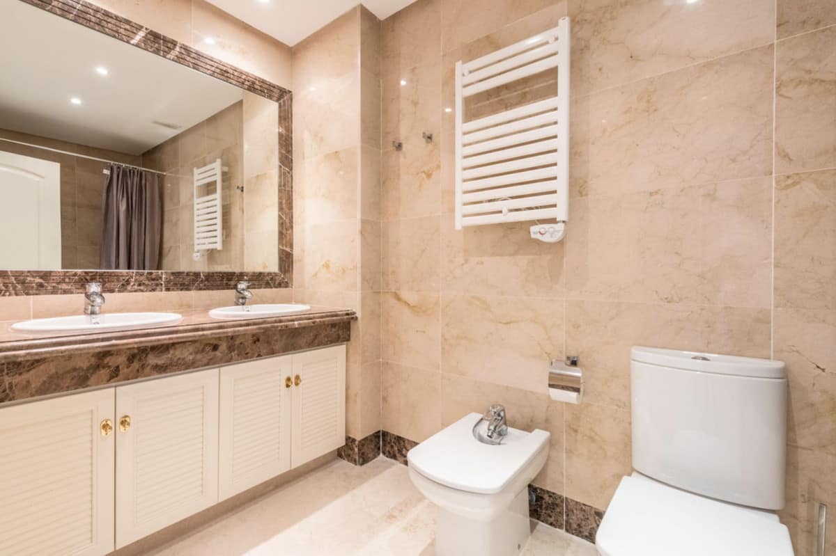 Drie slaapkamers stadswoning met zeezicht in Estepona in Estepona - foto 14