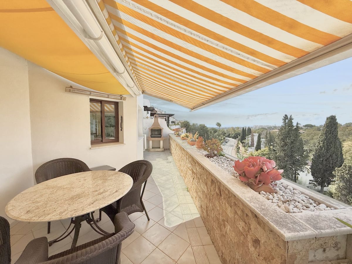 Exclusieve duplex-penthouse in Las Lomas de Marbella Club – panoramische zee- en bergzichten in Marbella - foto 2