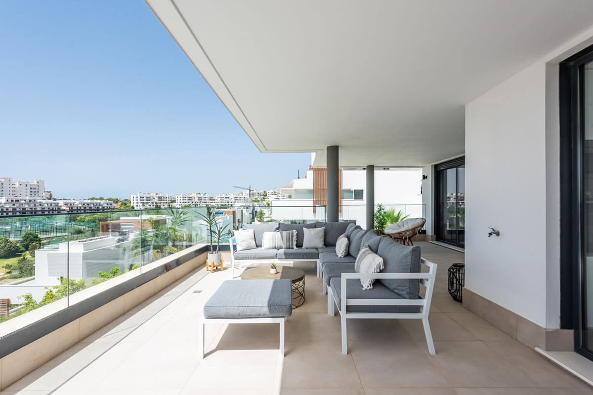 Vier-slaapkamerappartement met panoramisch zeezicht in Estepona in Estepona - foto 3