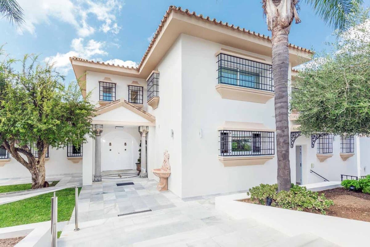 Ruime villa aan de golfbaan (frontline) te koop in Río Real, Marbella in Río Real - foto 7