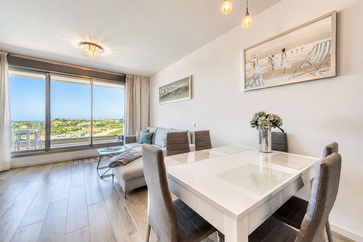 Drie-slaapkamer appartement met panoramisch zeezicht in Estepona in Estepona - foto 6