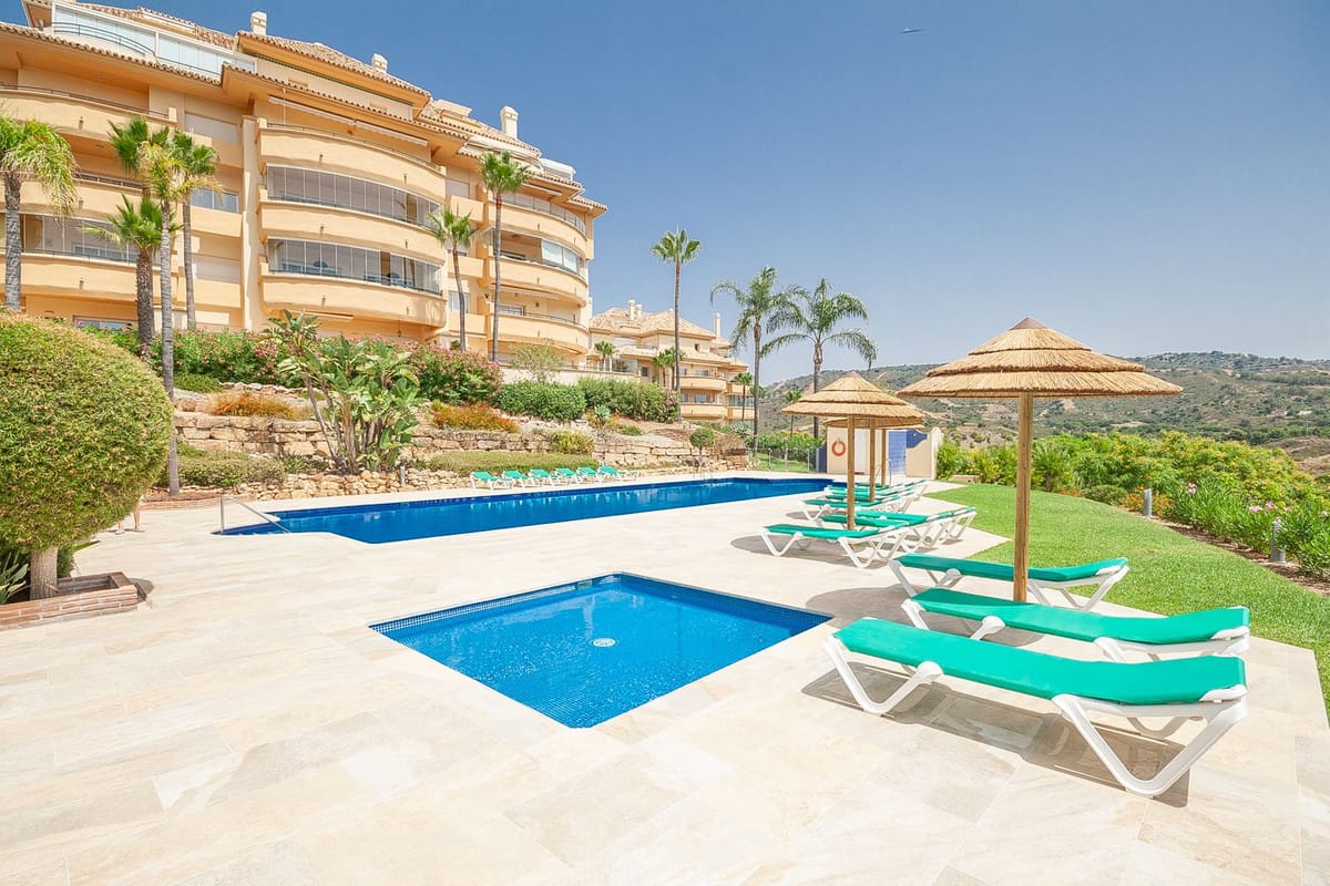 Drie-slaapkamer appartement in Elviria met panoramisch zeezicht in Elviria - foto 2