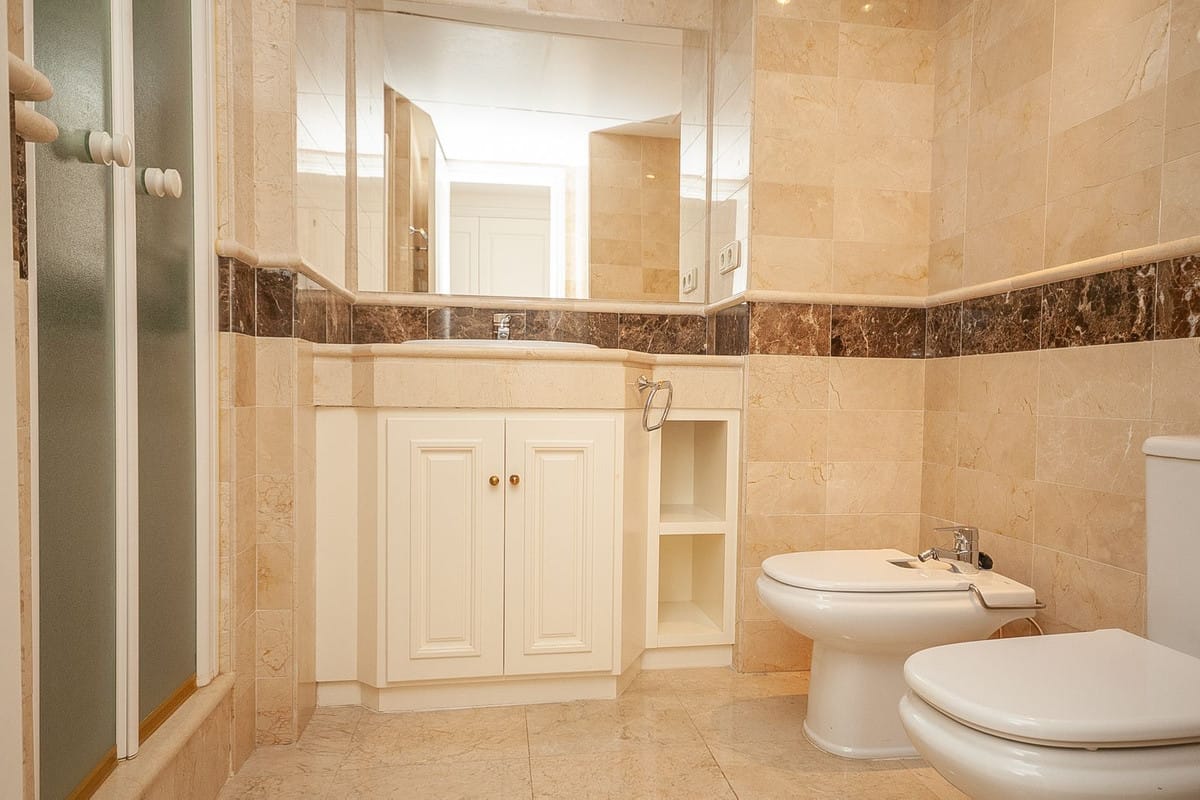 Drie-slaapkamer appartement in Elviria met panoramisch zeezicht in Elviria - foto 10
