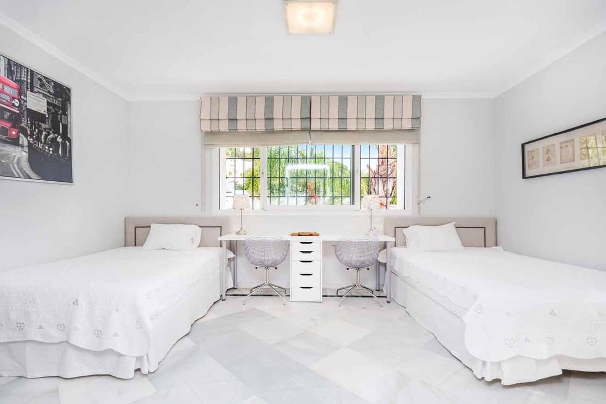 Ruime villa aan de golfbaan (frontline) te koop in Río Real, Marbella in Río Real - foto 16