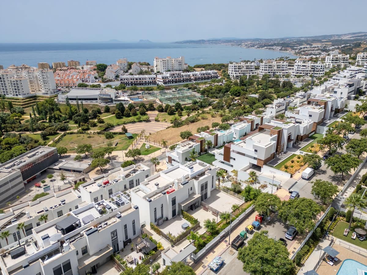 Vier-slaapkamerappartement met panoramisch zeezicht in Estepona in Estepona - foto 5