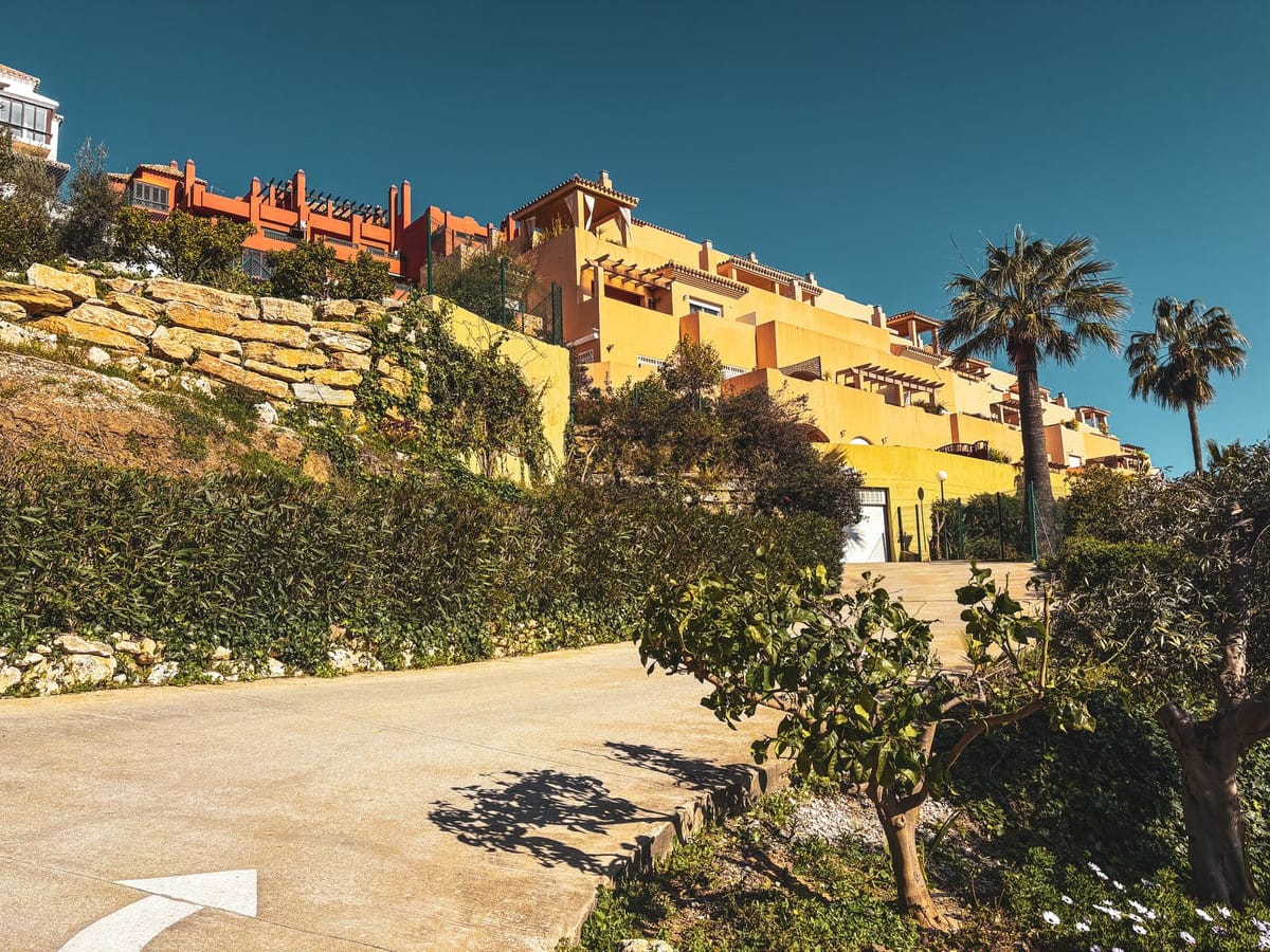 Ruim 2-slaapkamer appartement met zeezicht in Upper Calahonda in Calahonda - foto 2