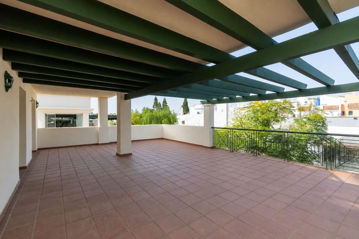 Drie-slaapkamer appartement in Nueva Andalucía met toeristische verhuurlicentie in Nueva Andalucía - foto 16