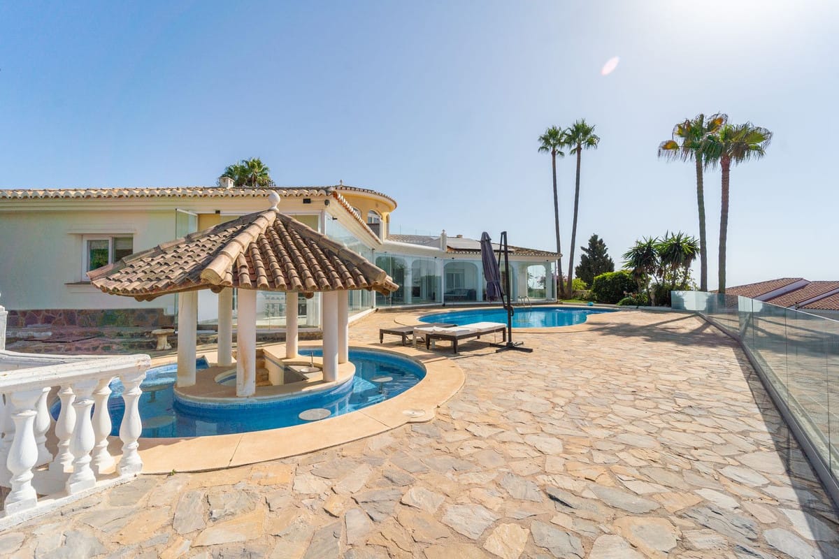 Zuidgerichte vijf-slaapkamer villa in El Chaparral, Mijas Costa in Mijas Costa - foto 8