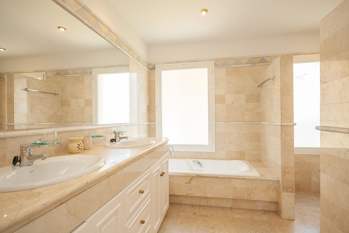 Drie-slaapkamer appartement in Elviria met panoramisch zeezicht in Elviria - foto 6