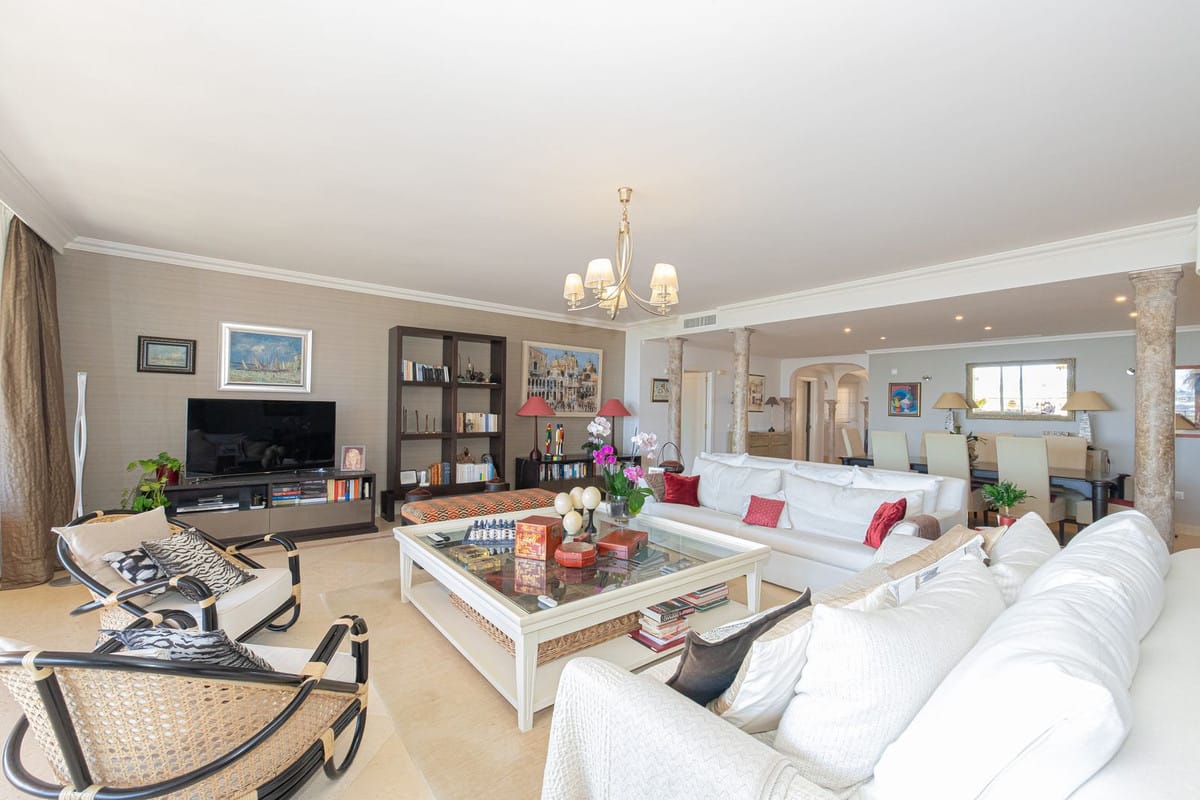 Ruim driekamer-subpenthouse met panoramisch zeezicht in Magna Marbella in Nueva Andalucía - foto 7