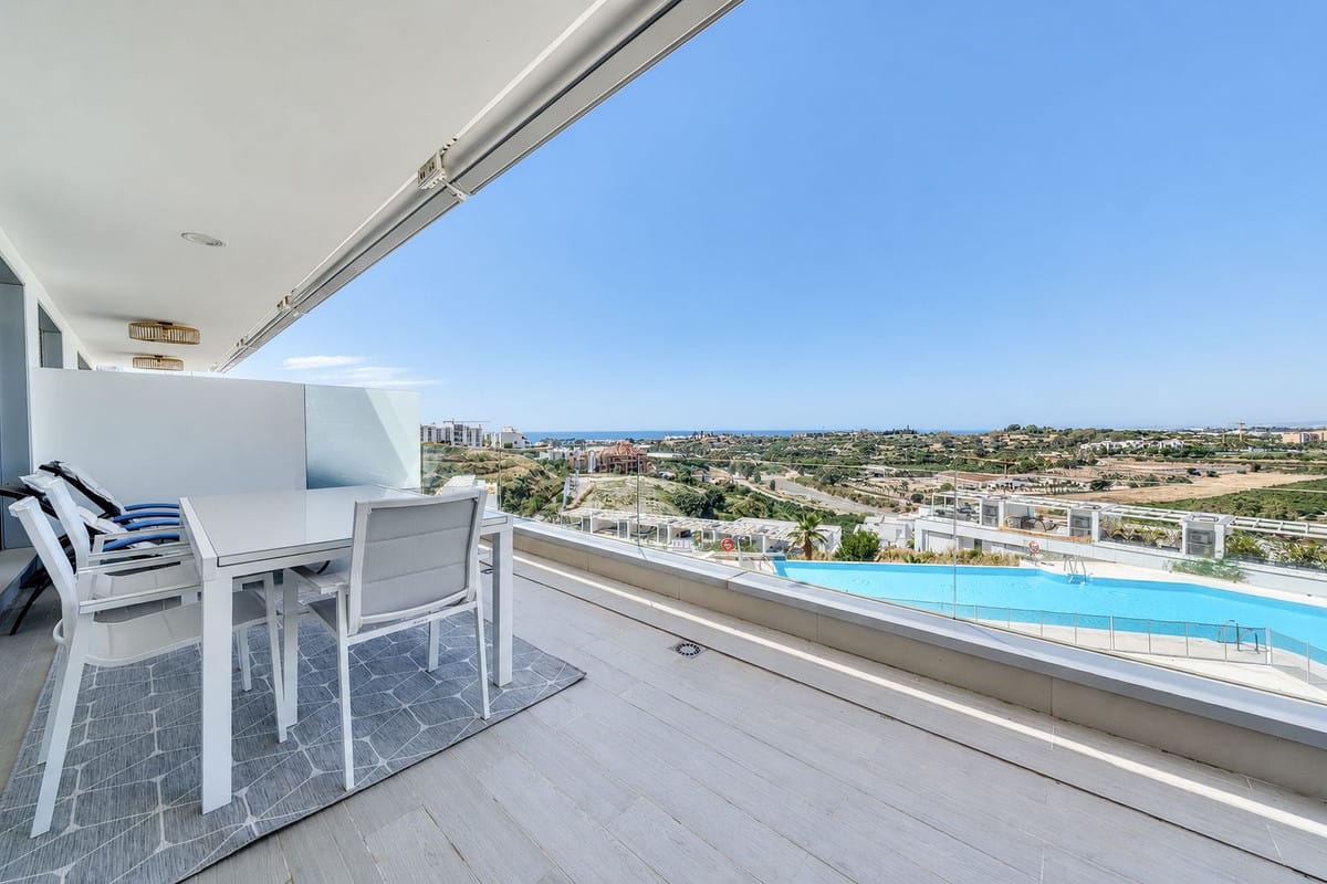 Drie-slaapkamer appartement met panoramisch zeezicht in Estepona in Estepona - foto 3