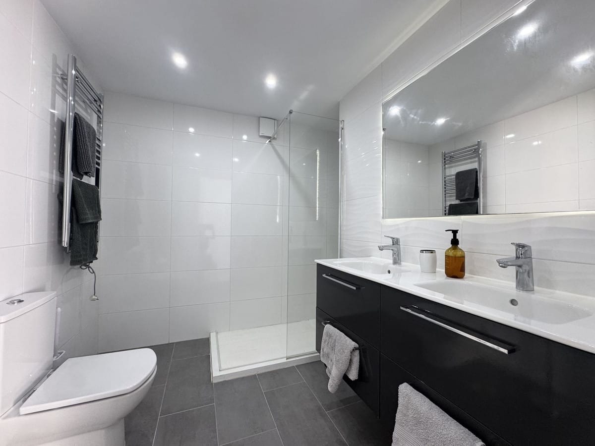 2-slaapkamer appartement aan de frontlinie in La Duquesa Marina in La Duquesa - foto 17