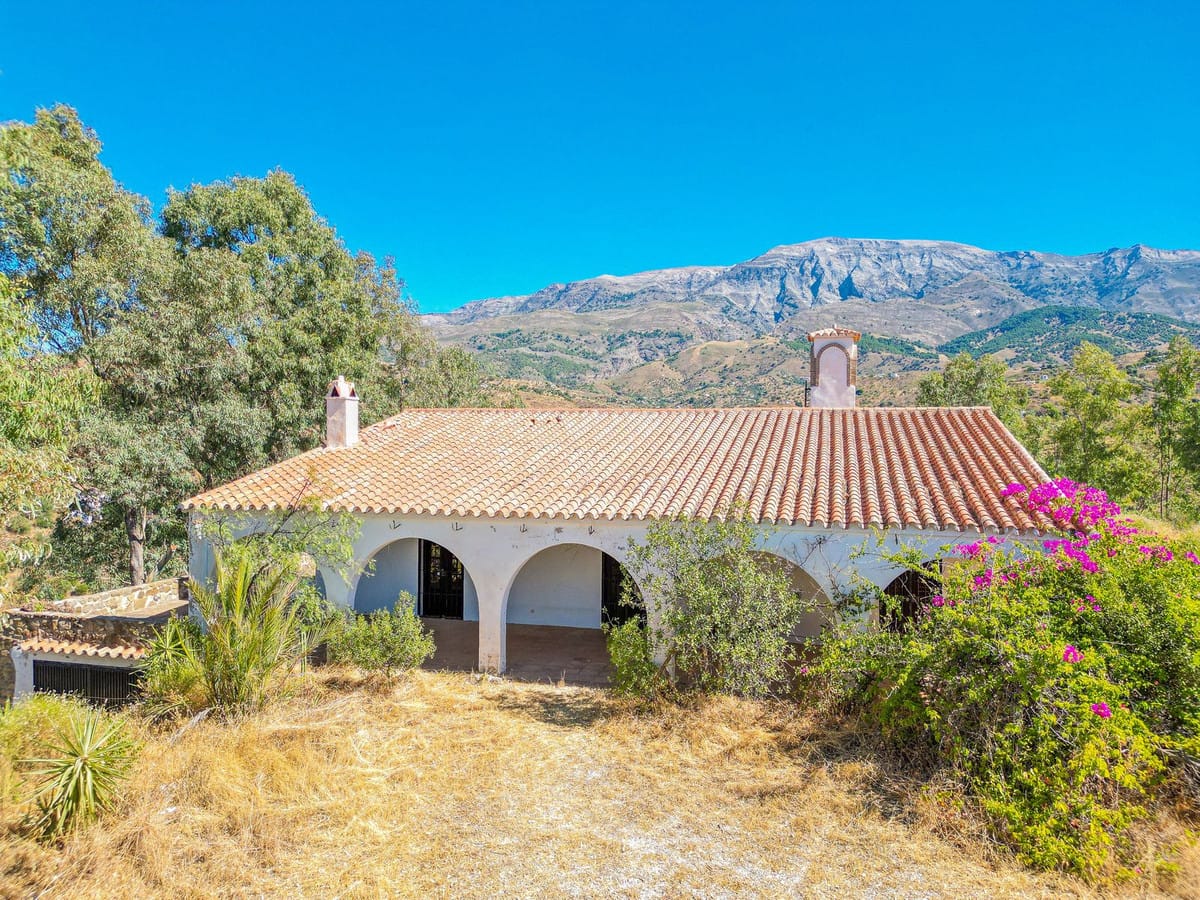 EXCLUSIEF – Renovatieproject met zwembad en spectaculaire 360° berguitzichten in Sedella (Málaga) in Sedella - foto 2