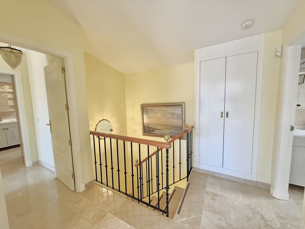 Exclusieve duplex-penthouse in Las Lomas de Marbella Club – panoramische zee- en bergzichten in Marbella - foto 20