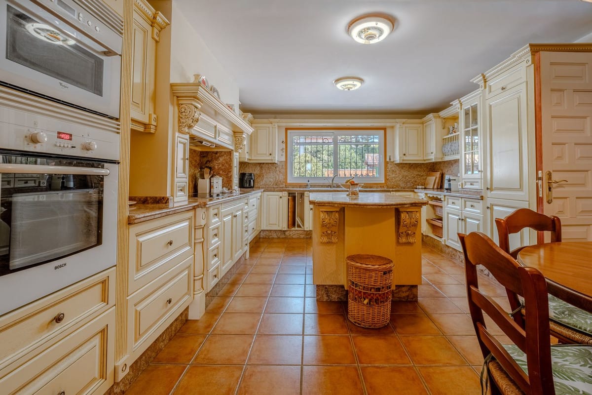 5-slaapkamer villa in El Paraíso Medio, Málaga in El Paraiso - foto 9