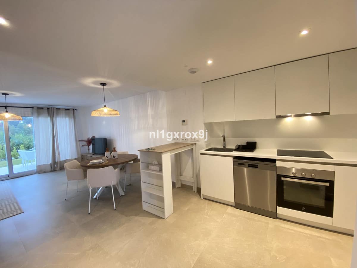 Gemeubileerde 3-slaapkamer rijwoning met grote tuin in Estepona Golf in Estepona - foto 3