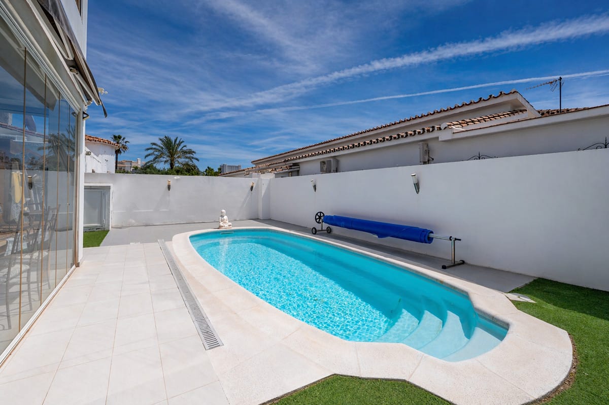 Moderne 3-slaapkamer villa in Estepona op loopafstand van het strand in Estepona - foto 2