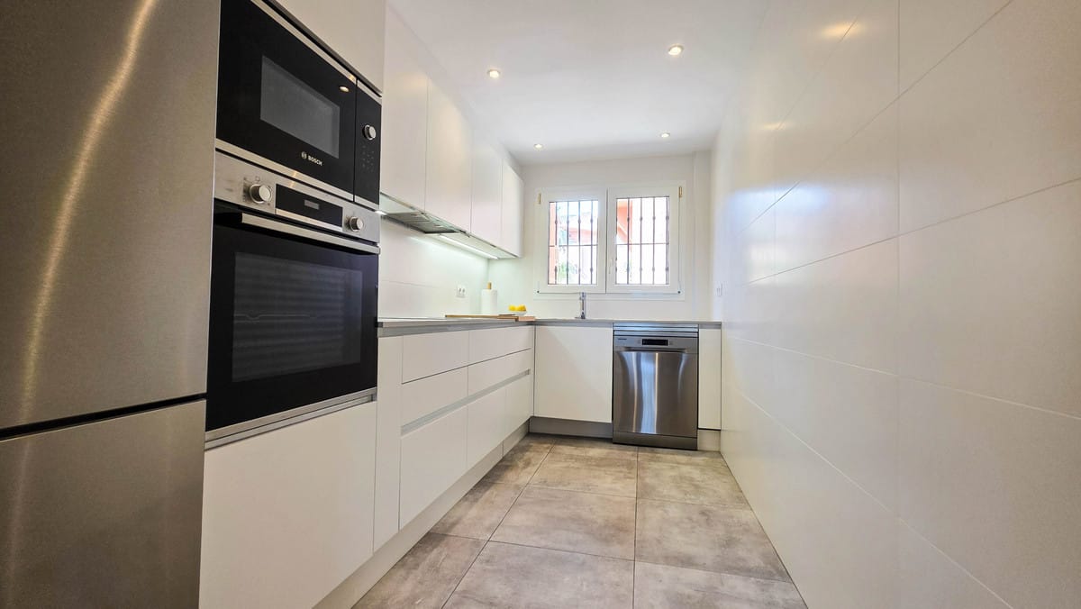 Rijwoning direct aan het strand met privé tuin in Manilva in Manilva - foto 2