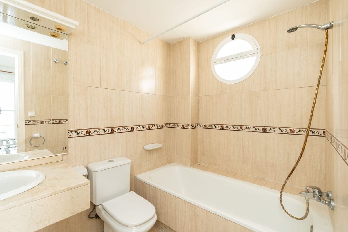 Drie-slaapkamer appartement in Nueva Andalucía met toeristische verhuurlicentie in Nueva Andalucía - foto 12