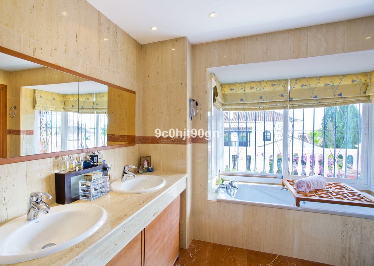 Luxe 5-slaapkamer villa in Elviria in Elviria - foto 18