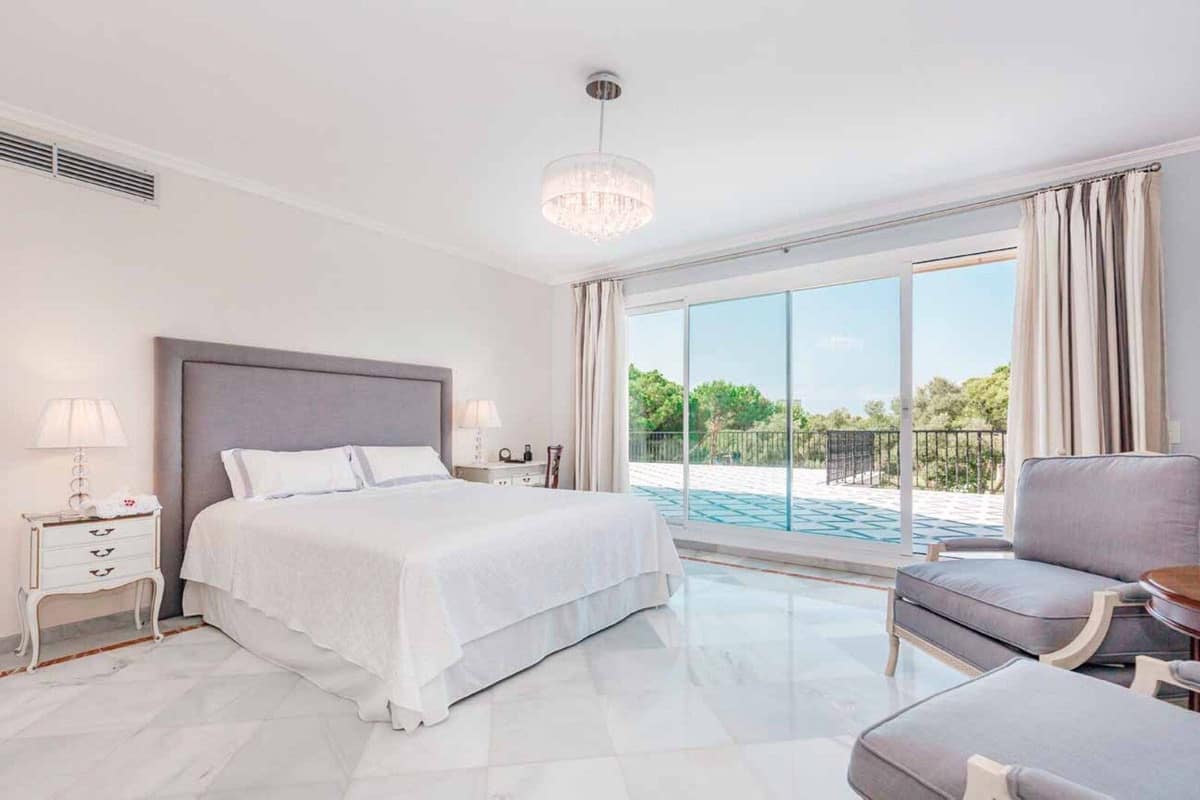 Ruime villa aan de golfbaan (frontline) te koop in Río Real, Marbella in Río Real - foto 20