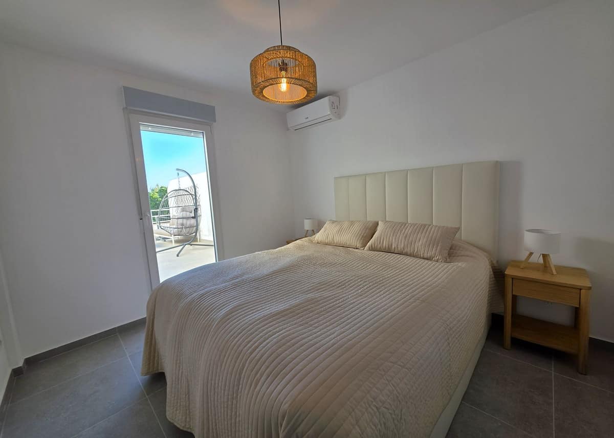 Drie-slaapkamer appartement in Nueva Andalucía met zee- en bergzicht in Nueva Andalucía - foto 12